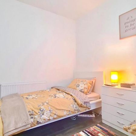 Deluxe Private Room In Manor Park Londra Esterno foto