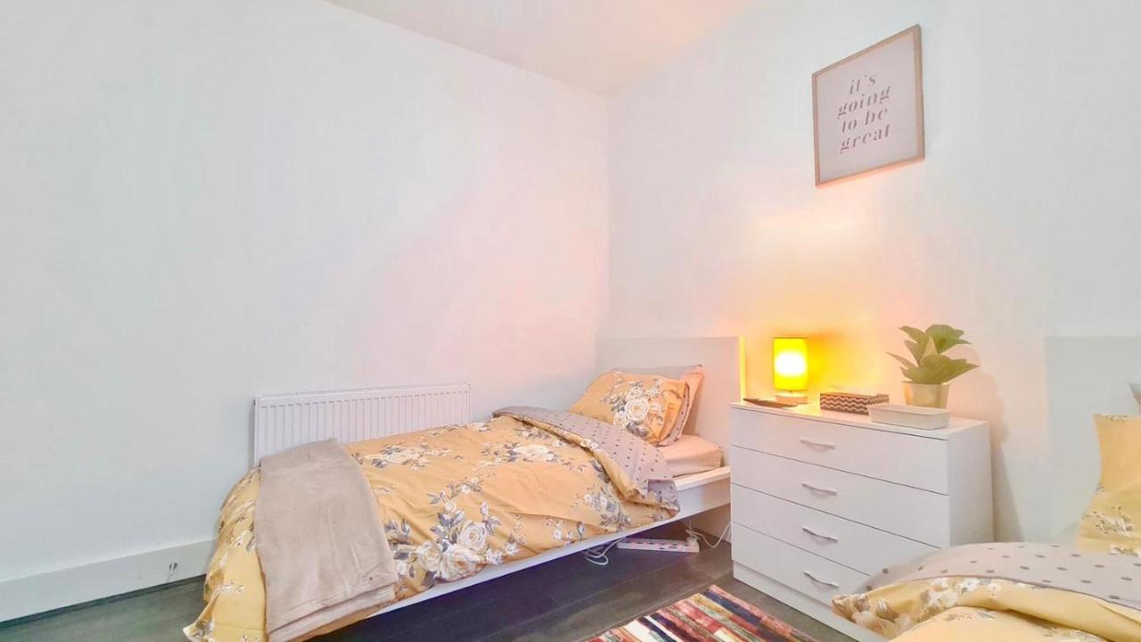 Deluxe Private Room In Manor Park Londra Esterno foto